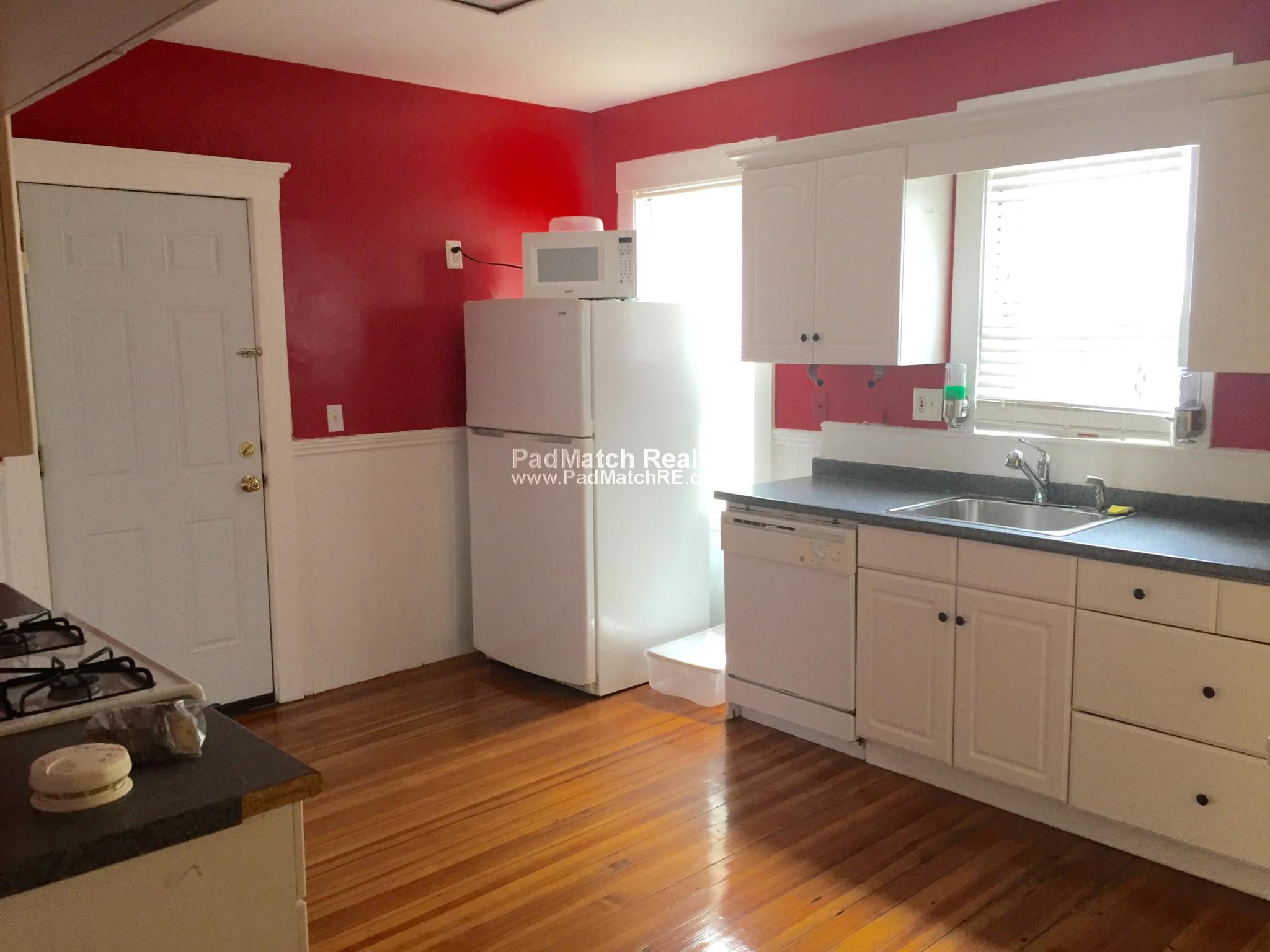 3 bed, 1 bath apartment for rent at 6 Edwin St Unit 2, Brookline Village — photo 5 of 24
