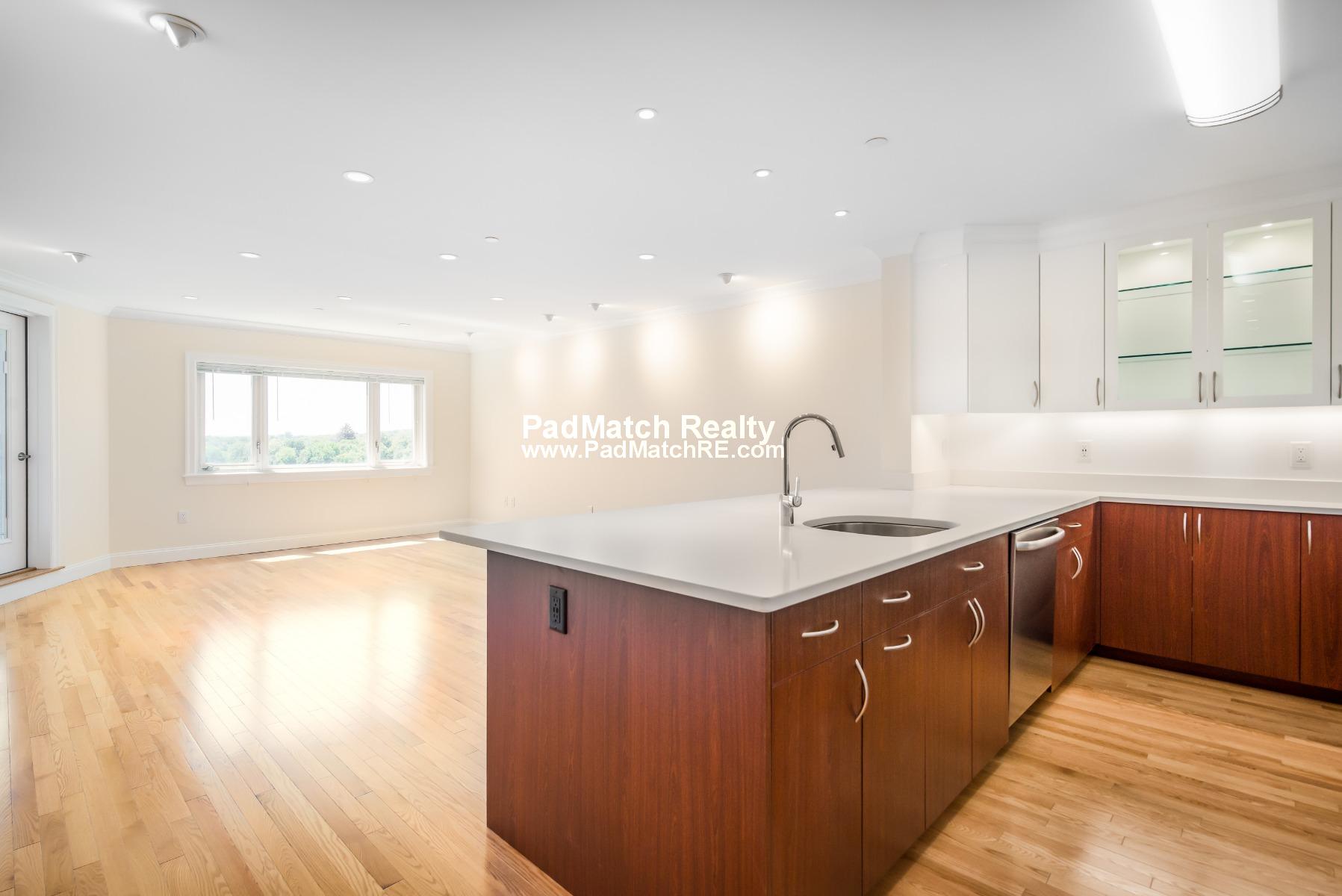 1443 Beacon St, Washington Square