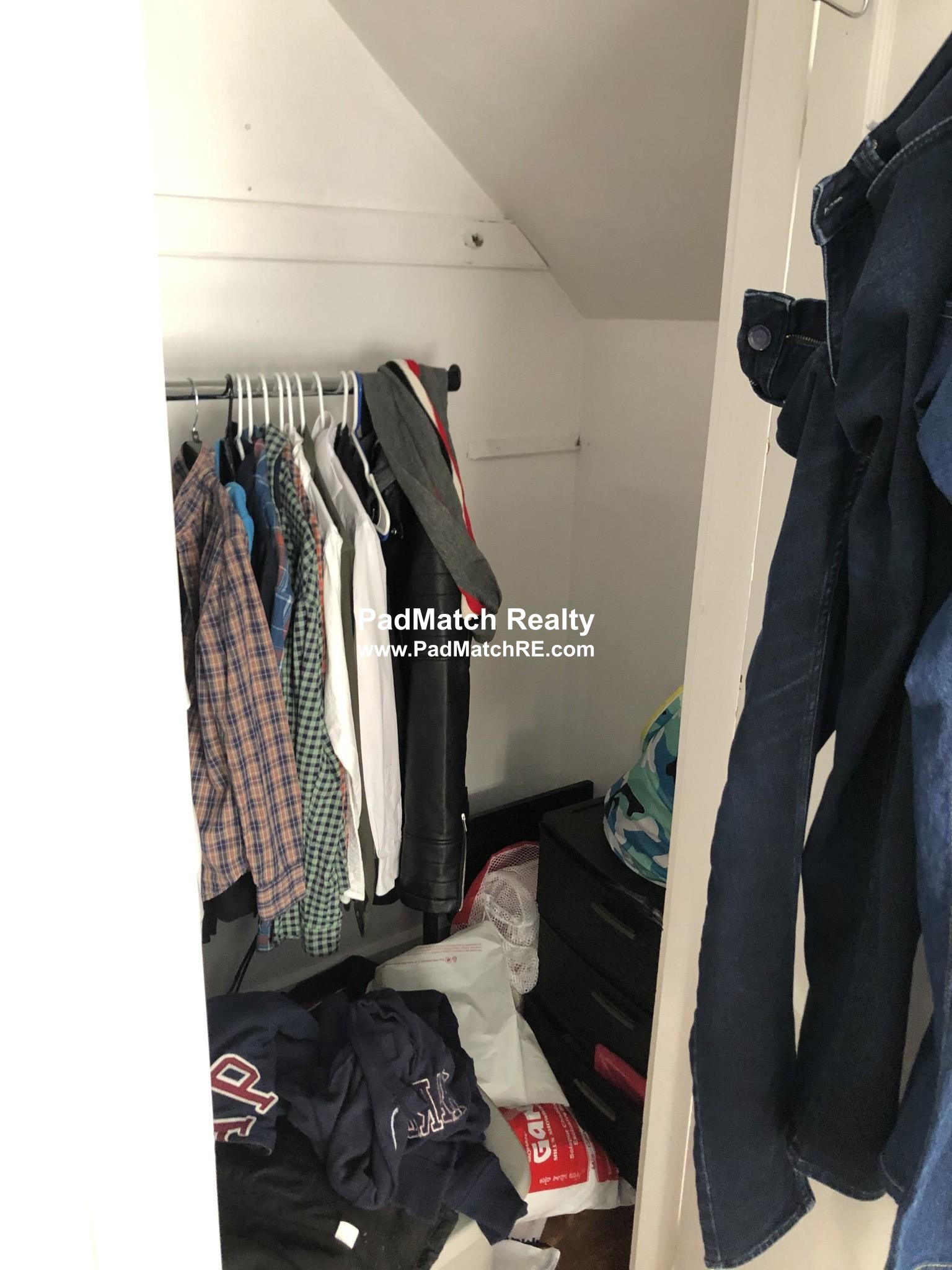 6 bed, 2 bath apartment for rent at 17 Boulevard Ter Unit 17, Allston — photo 2 of 17