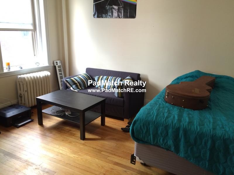 1 split bed, 1 bath apartment for rent at 1209 Boylston St Unit 24, Fenway — photo 1 of 6