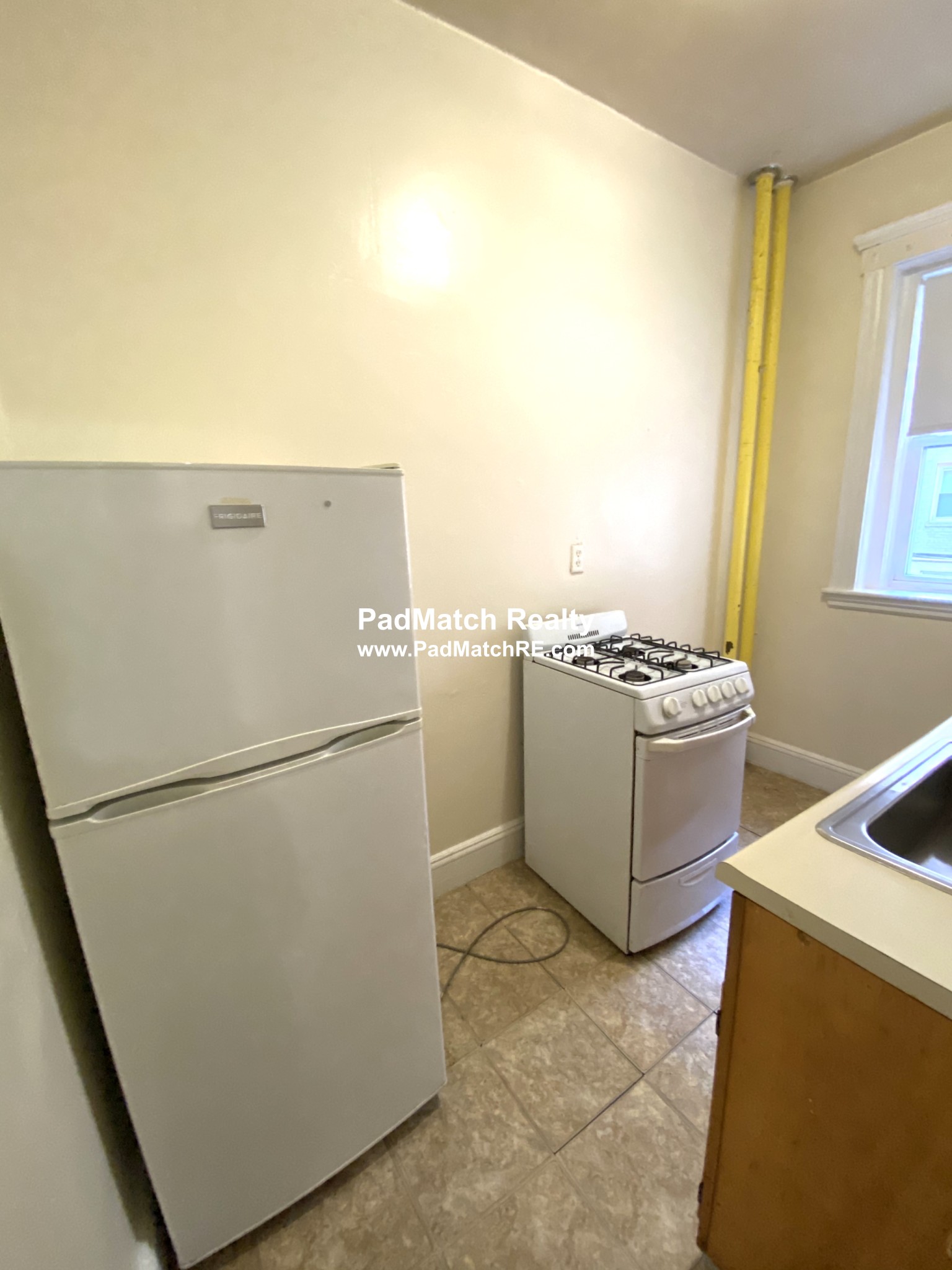 1 split bed, 1 bath apartment for rent at 1203 Boylston St Unit 5, Fenway — photo 4 of 10