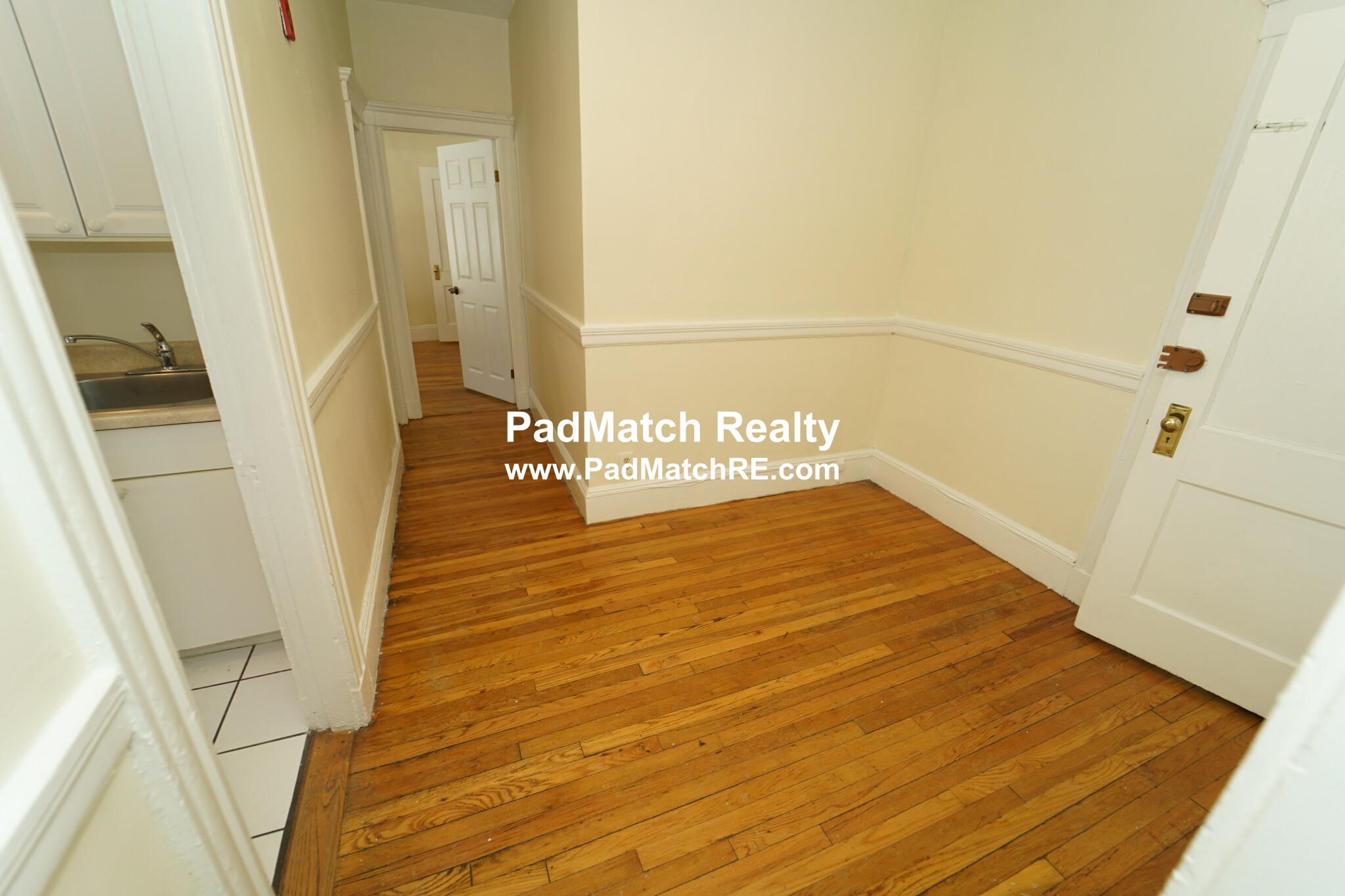 1 split bed, 1 bath apartment for rent at 10 Lothian Rd Unit 2, Brighton — photo 3 of 16