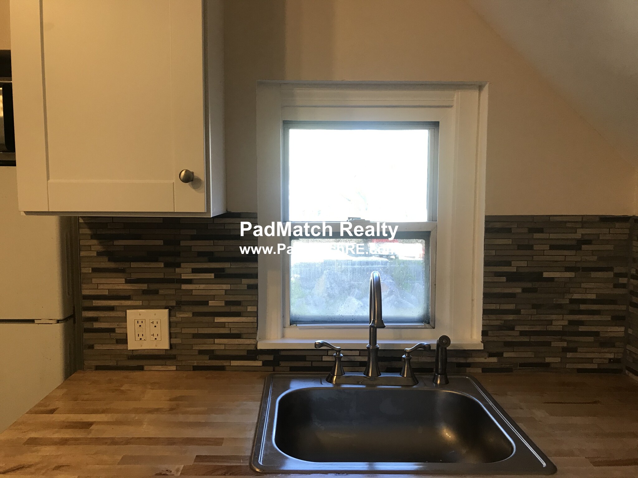 4 bed, 1 bath apartment for rent at 1047 River St Unit 2, Hyde Park — photo 2 of 16