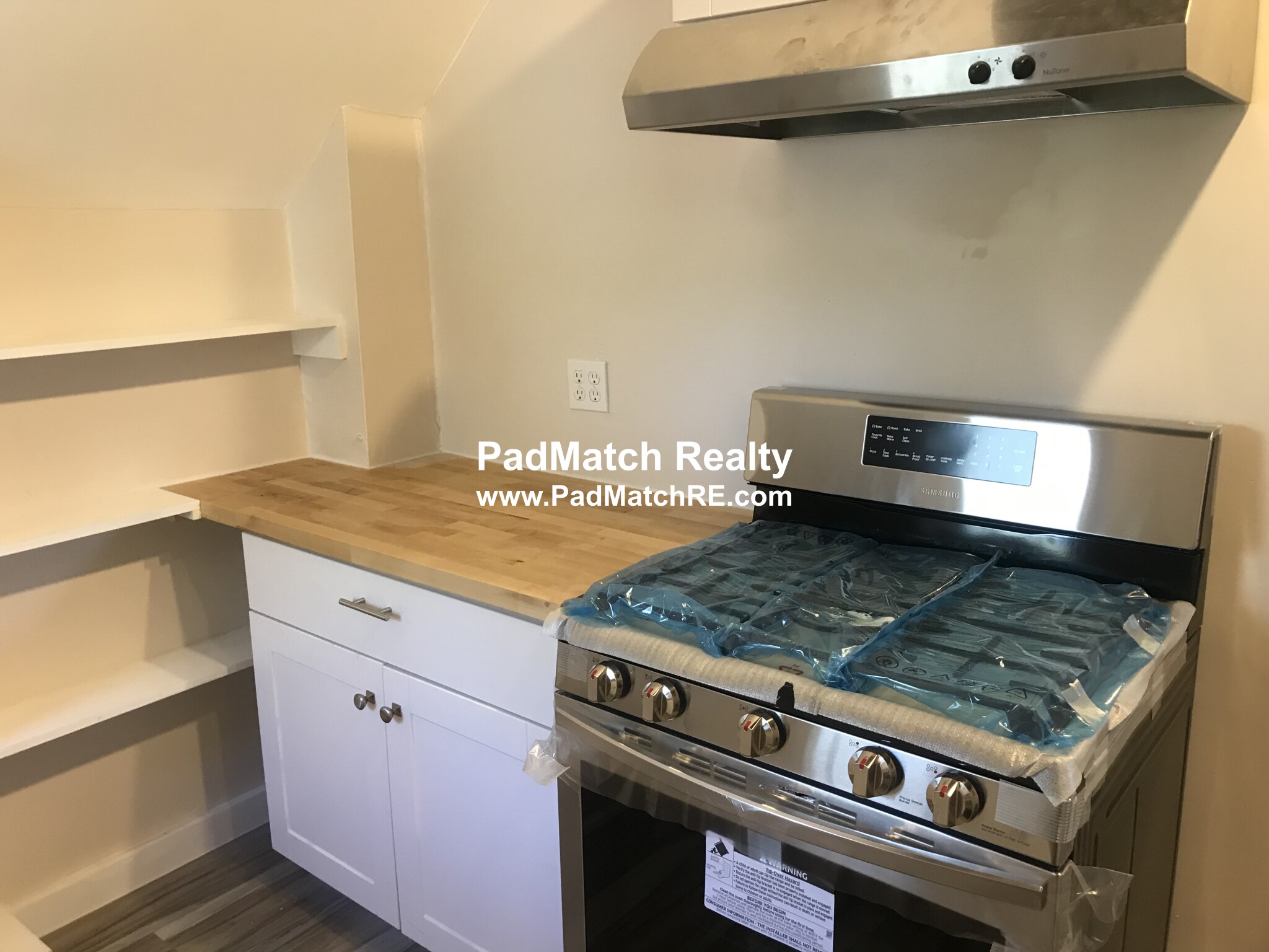 4 bed, 1 bath apartment for rent at 1047 River St Unit 2, Hyde Park — photo 3 of 16