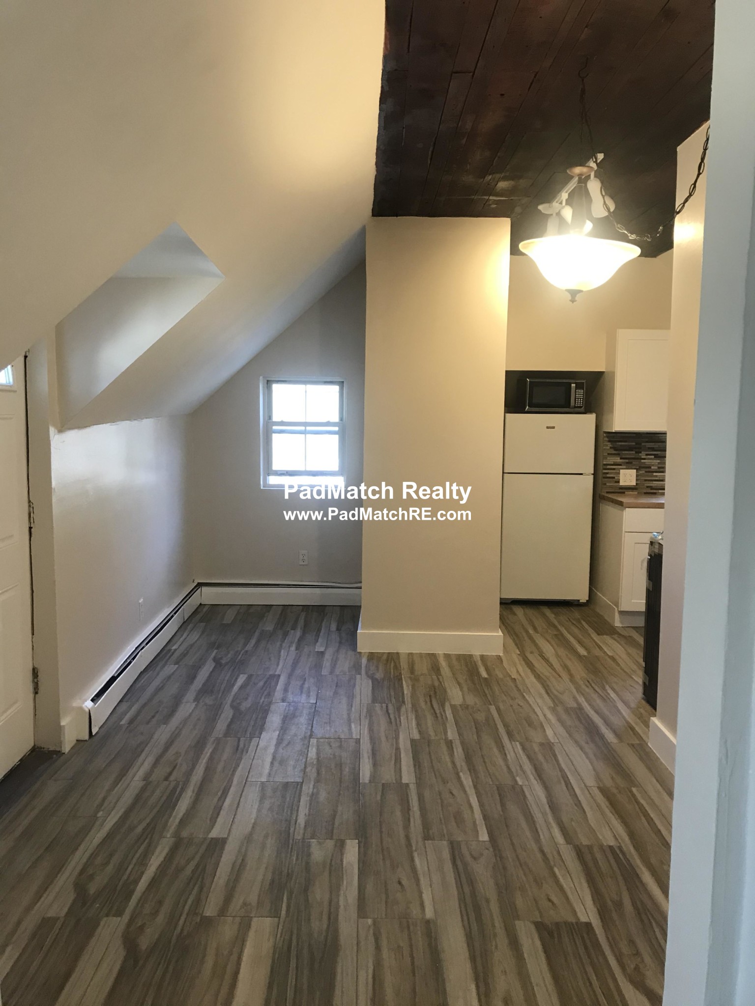 4 bed, 1 bath apartment for rent at 1047 River St Unit 2, Hyde Park — photo 4 of 16