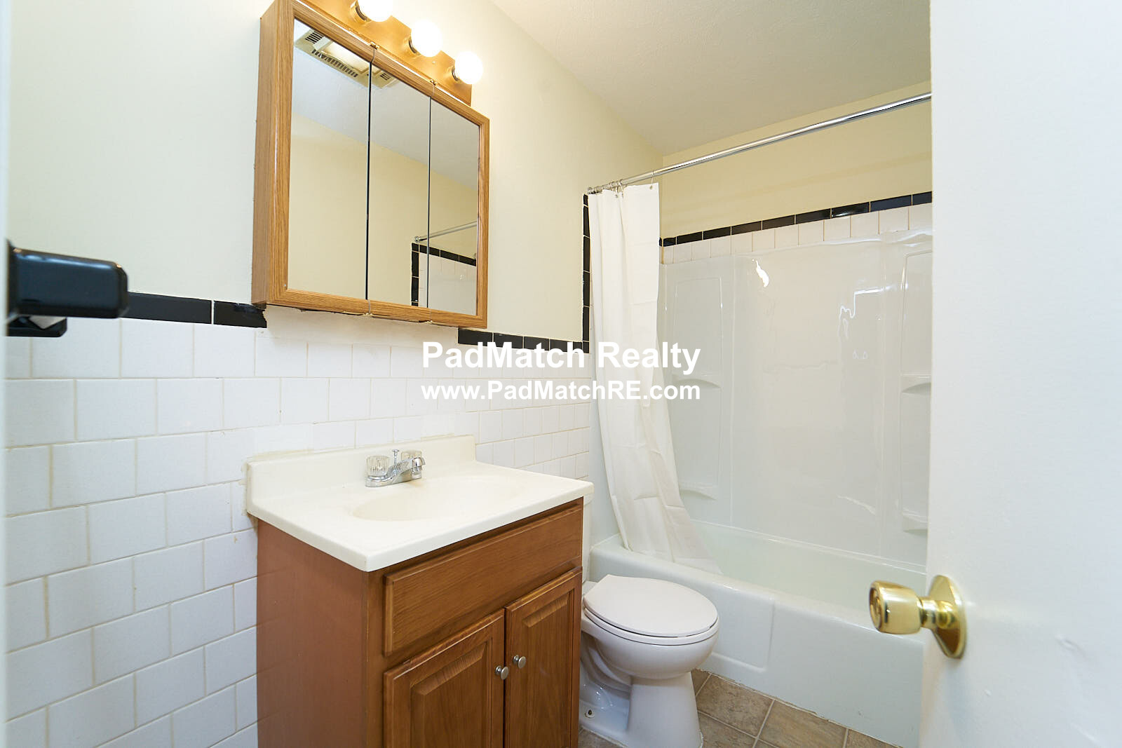 2 bed, 1 bath apartment for rent at 16 Hyde Park Ave Unit 1, Jamaica Plain — photo 2 of 8