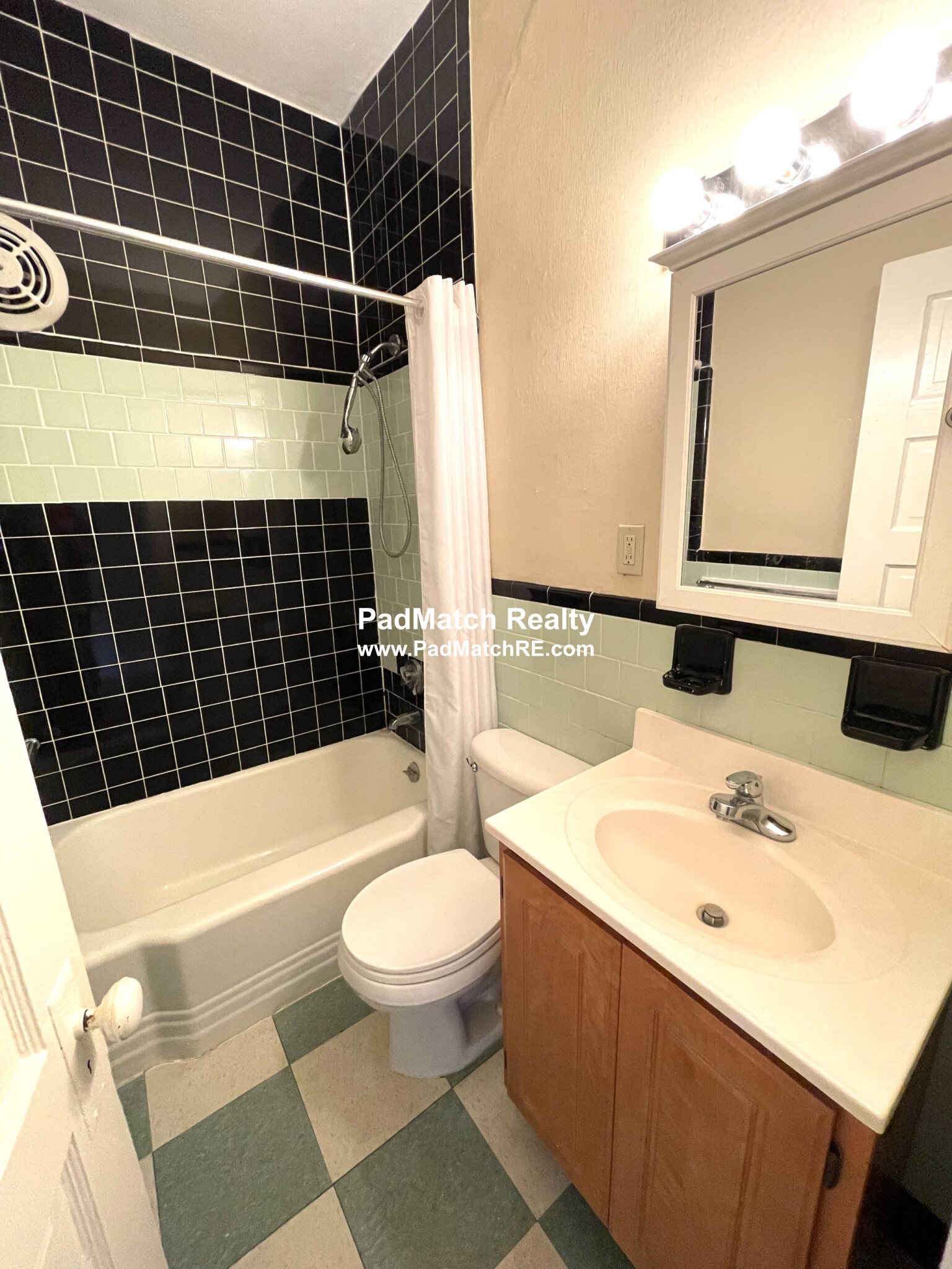 109 Saint Paul St, Longwood