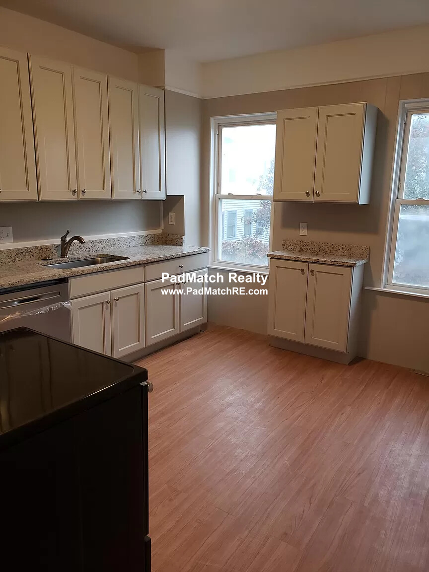 2 bed, 1 bath apartment for rent at 13 Cherry St Unit 2, Salem — photo 3 of 4