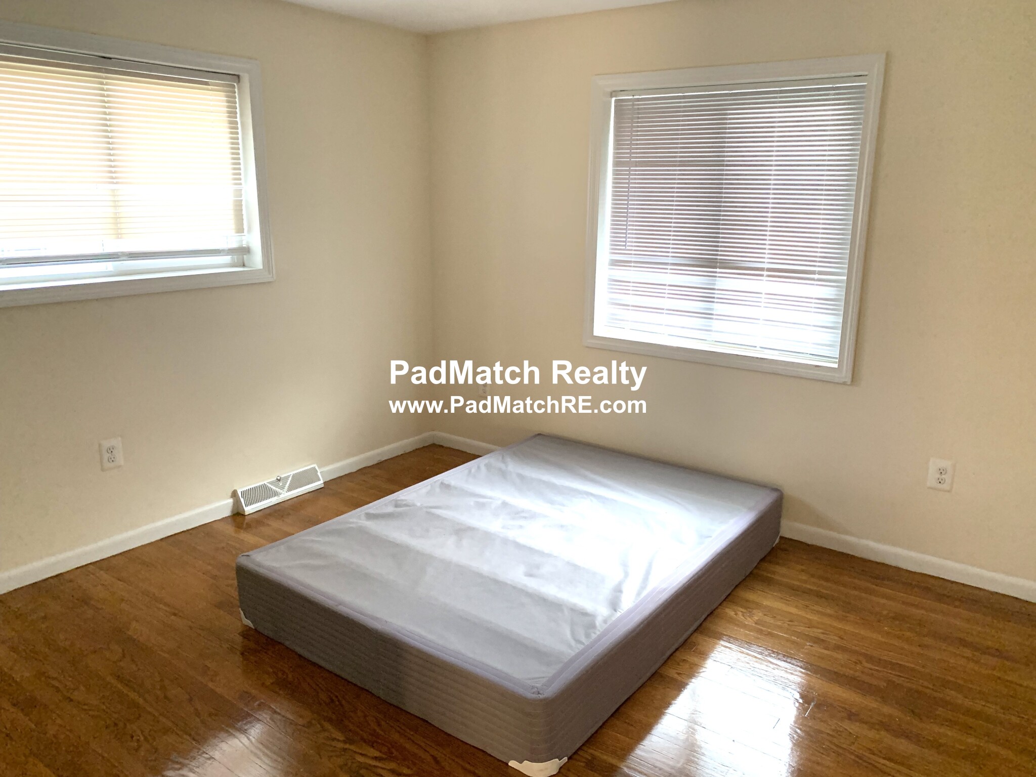 2 bed, 1 bath apartment for rent at 23 Oxford Cir, Belmont — photo 3 of 19