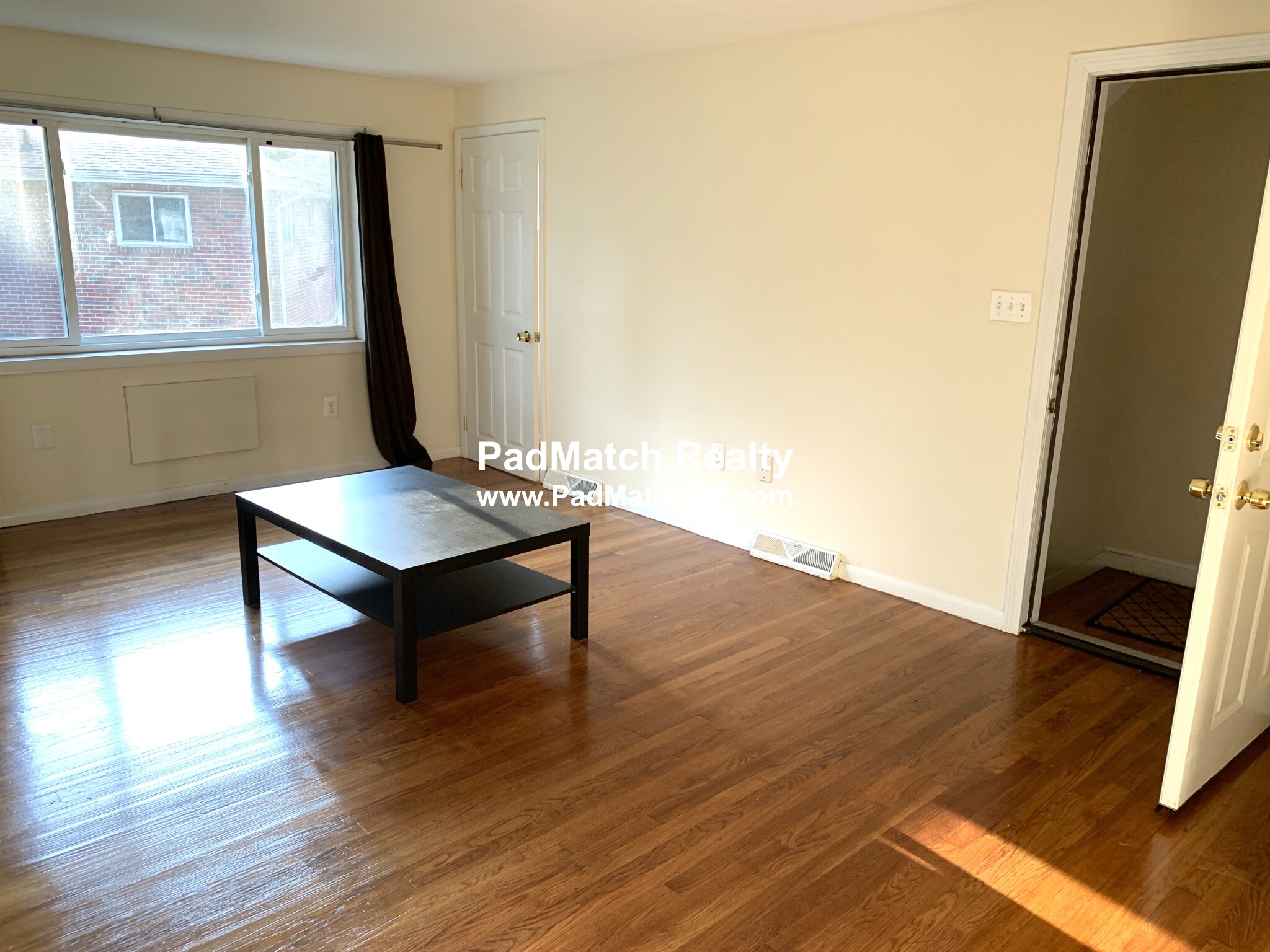 2 bed, 1 bath apartment for rent at 23 Oxford Cir, Belmont — photo 2 of 19