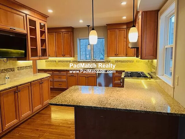 4 bed, 4+ bath apartment for rent at 2054 Beacon St Unit HOUSE, Newton — photo 4 of 8