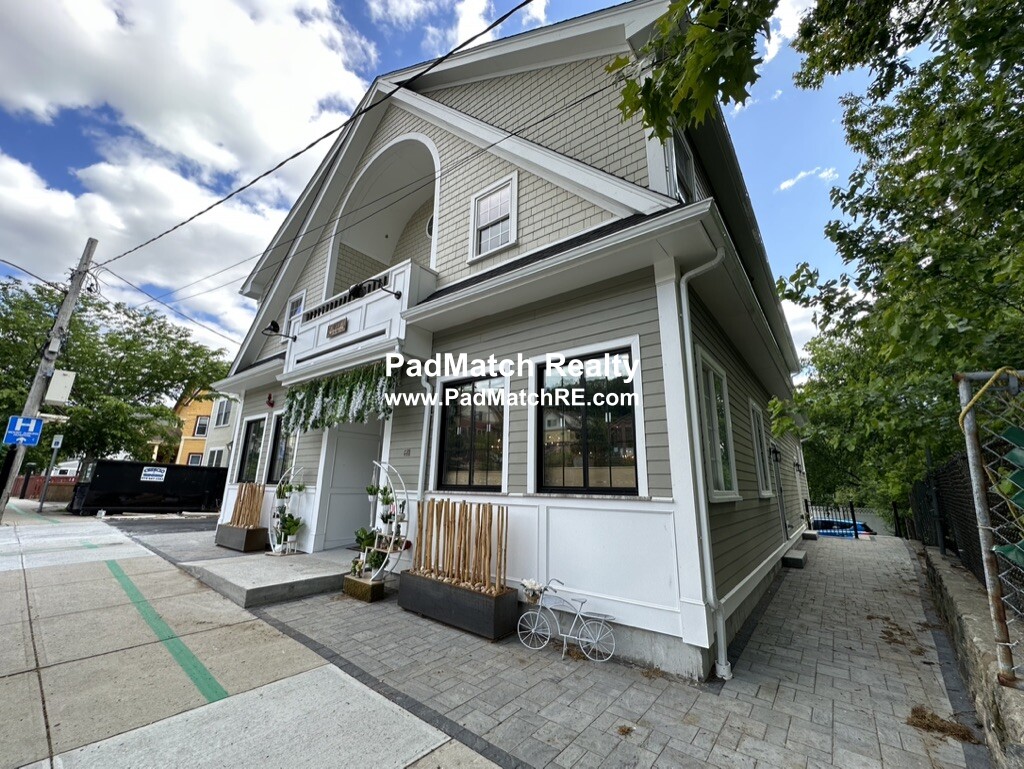 628 Trapelo Rd, Waverley Square