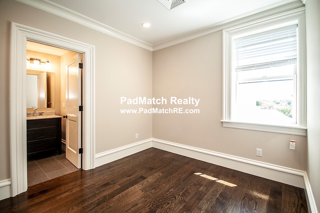 11 Alton Pl, Longwood