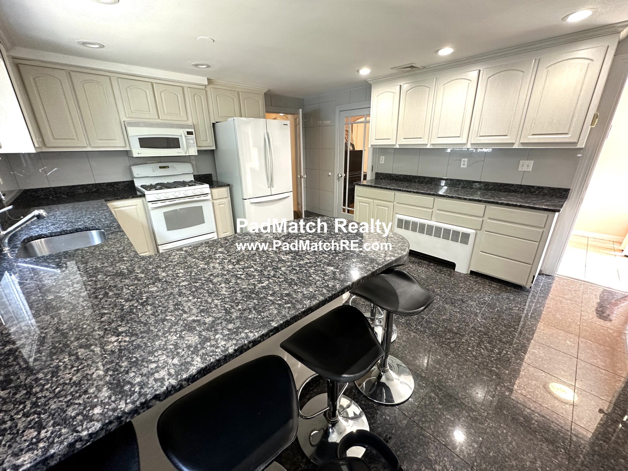 4 Beds, 3.5 Baths apartment in Brookline, Chestnut Hill for $7,500