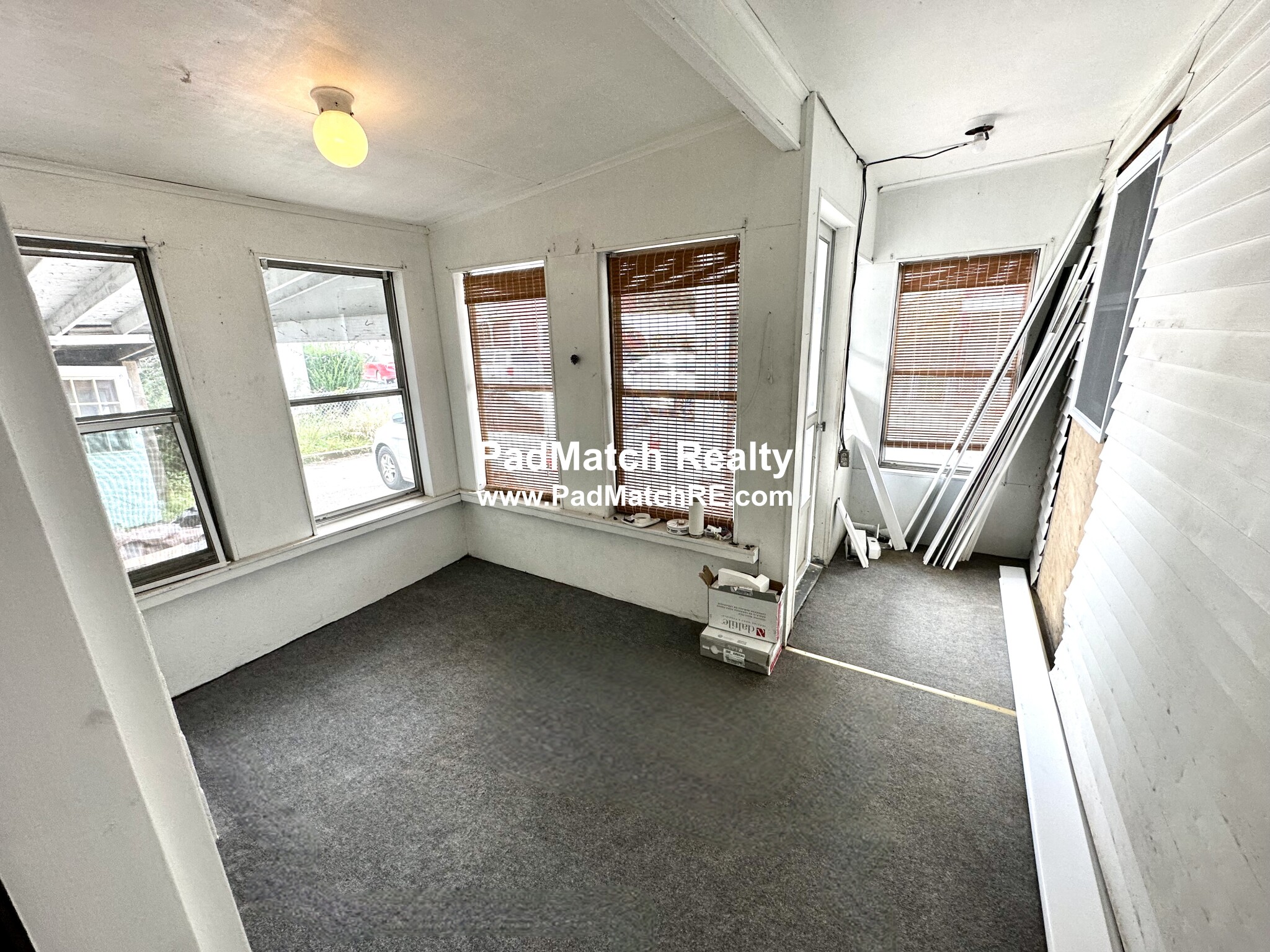 33 Lens St, Southbridge