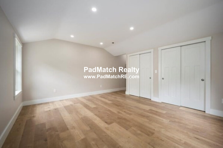 38 Rhodes Cir, Hingham