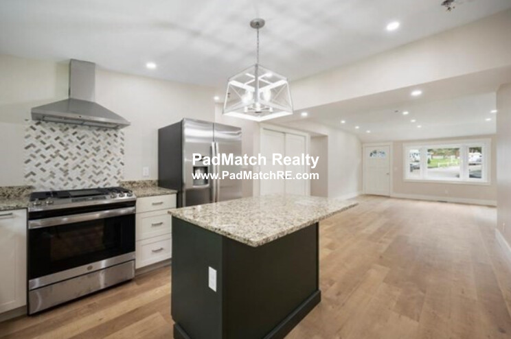 38 Rhodes Cir, Hingham