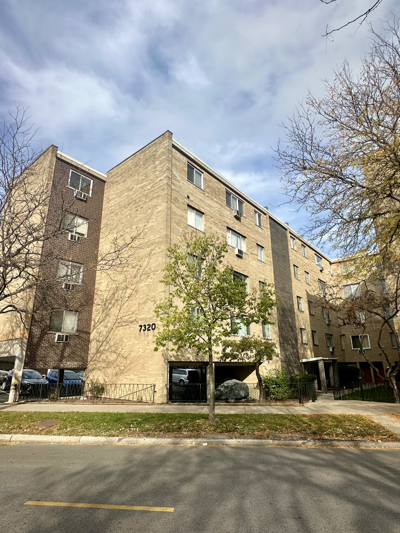 7320 Rogers, Chicago, IL - 1,900 USD/ month