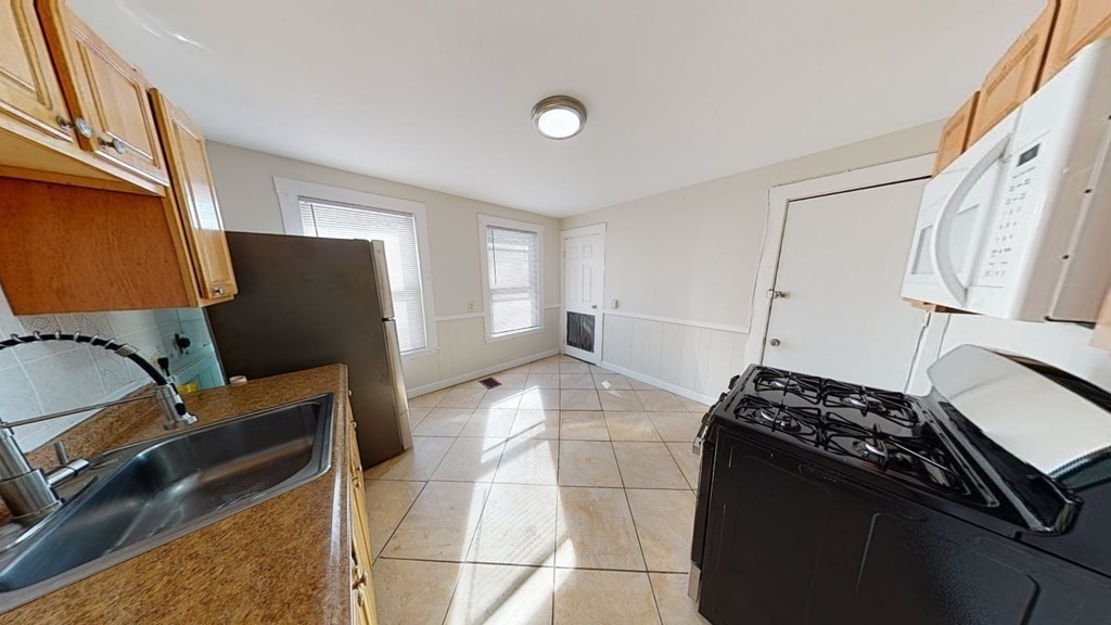 3 bed, 1 bath apartment for rent at 109 Capen St Unit 1, Dorchester — photo 2 of 18