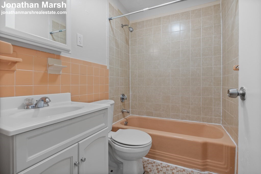 580 Cummins Hwy, Mattapan