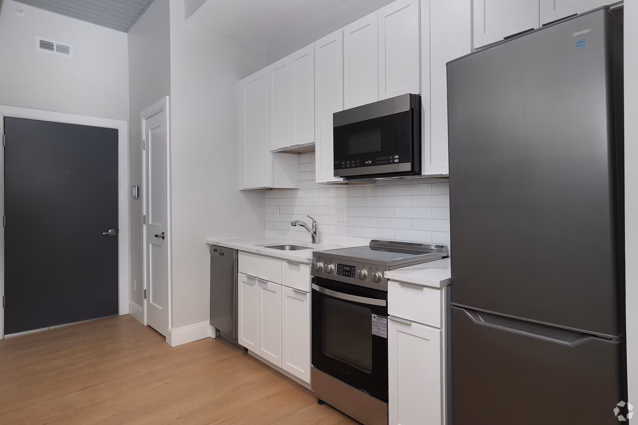 44 Bromfield - 4,500USD / month