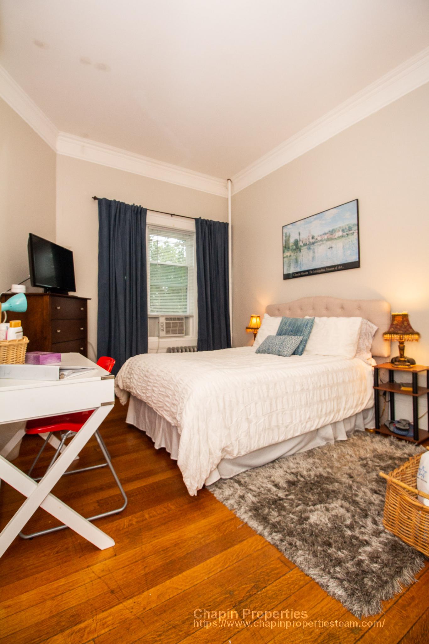 1029 Beacon St, Longwood