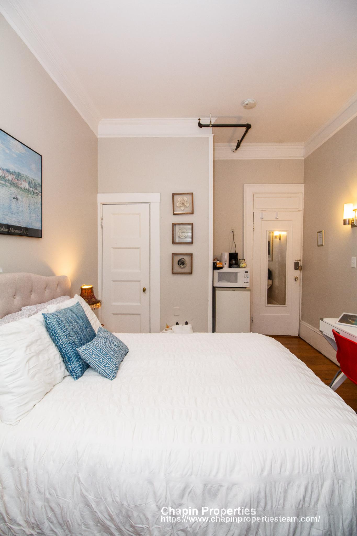 1029 Beacon St, Longwood