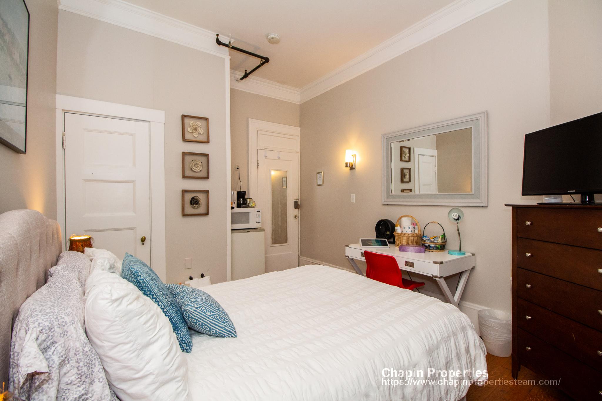 1029 Beacon St, Longwood