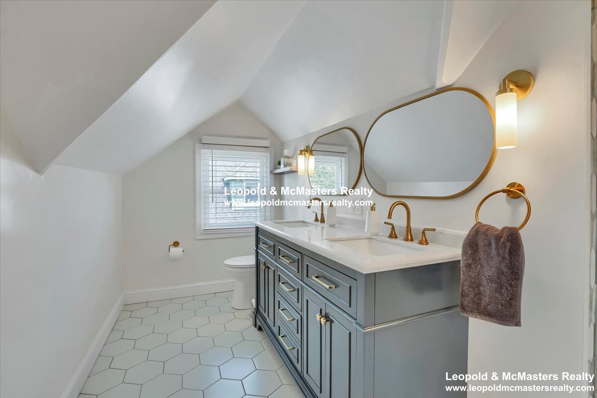 262 Southern Artery, Quincy