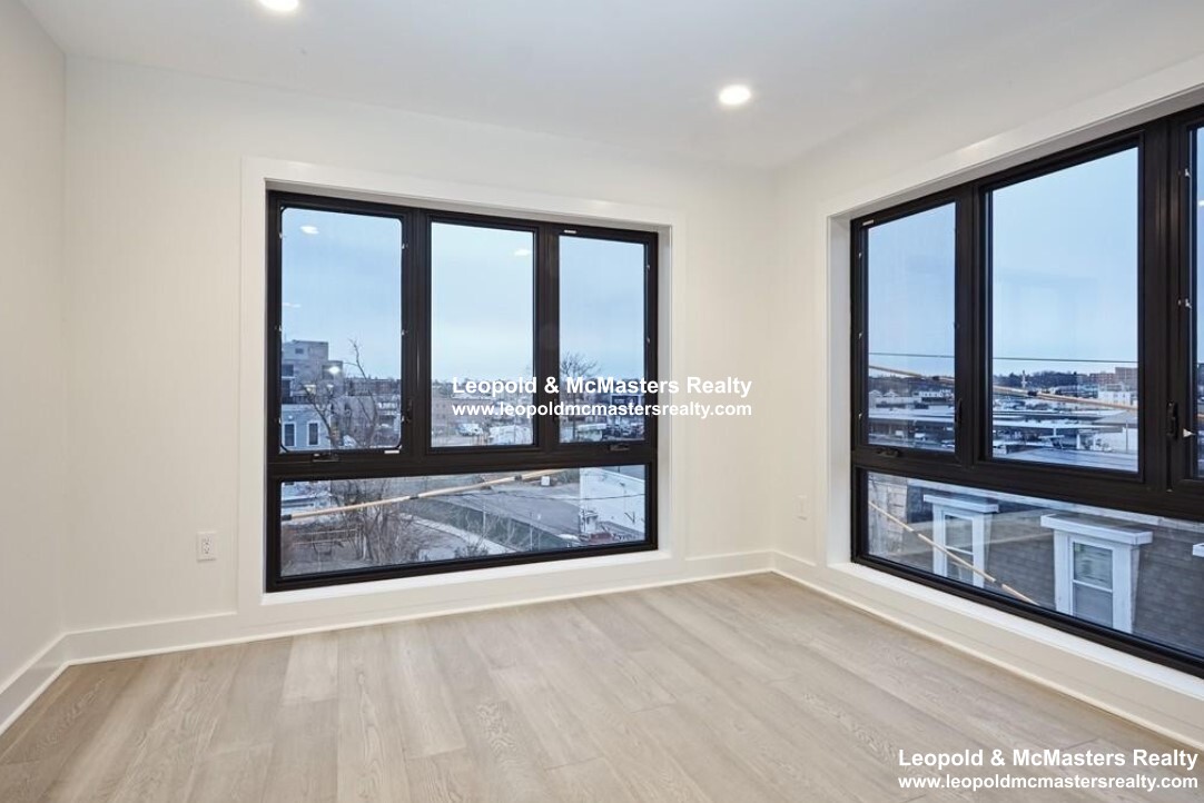 85 Willow Ct, Dorchester