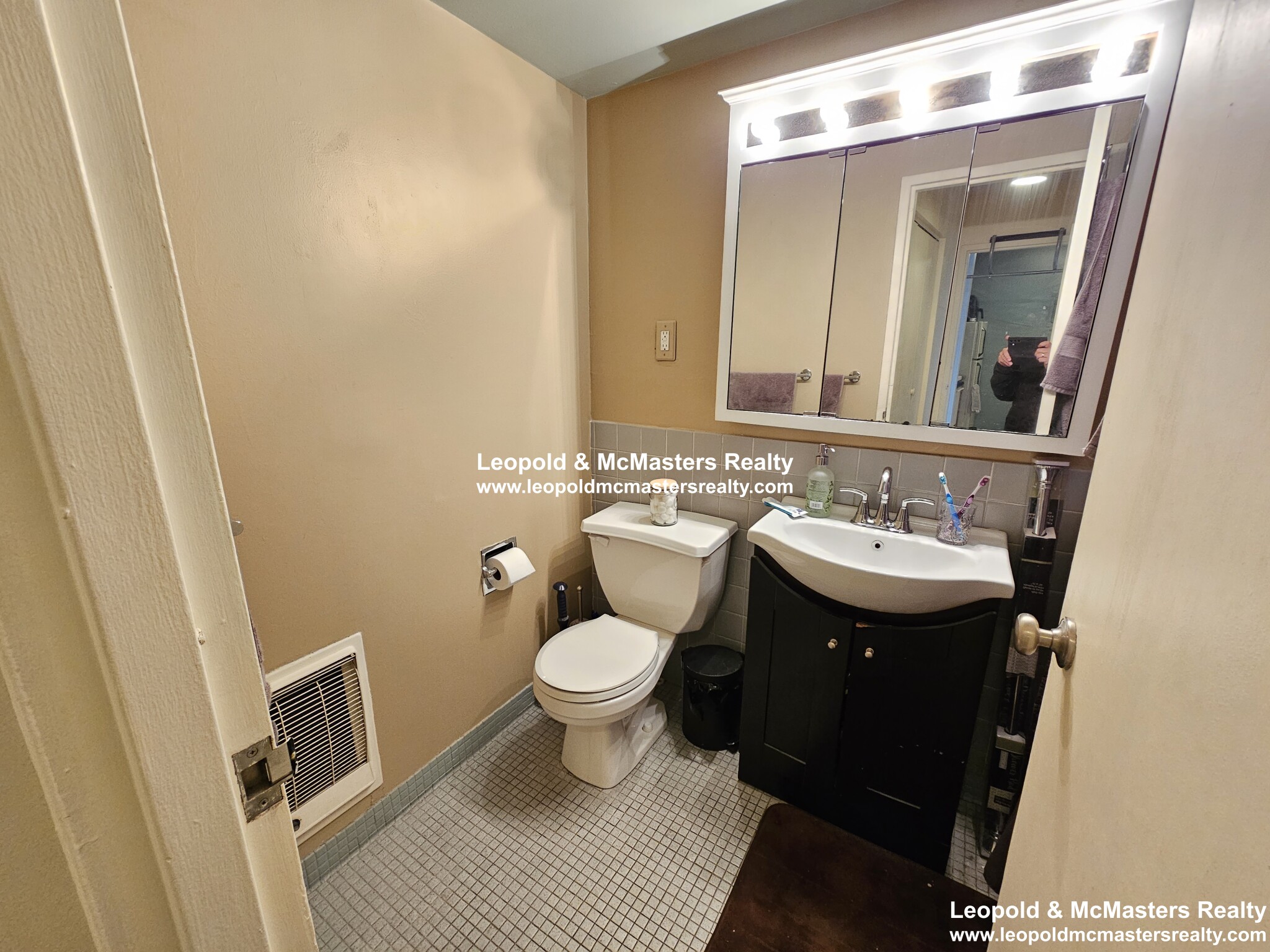 566 Commonwealth Ave, Fenway