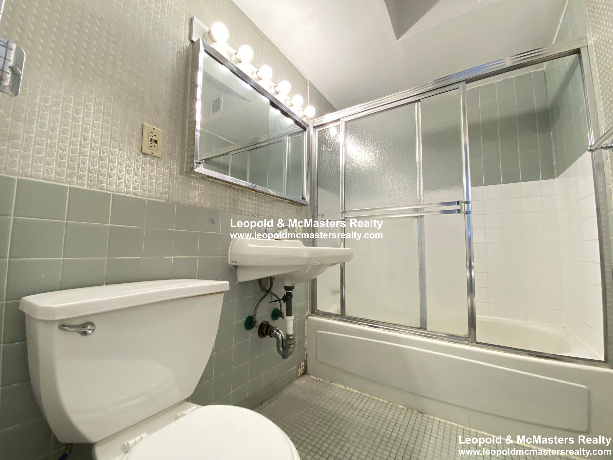 566 Commonwealth Ave, Fenway