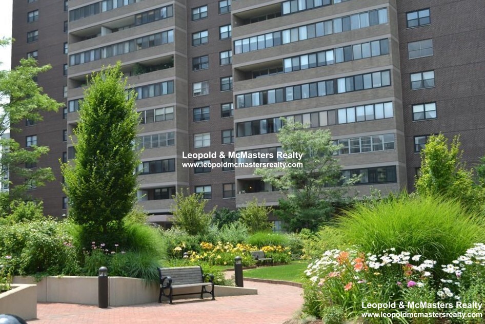 2 Hawthorne Pl, West End