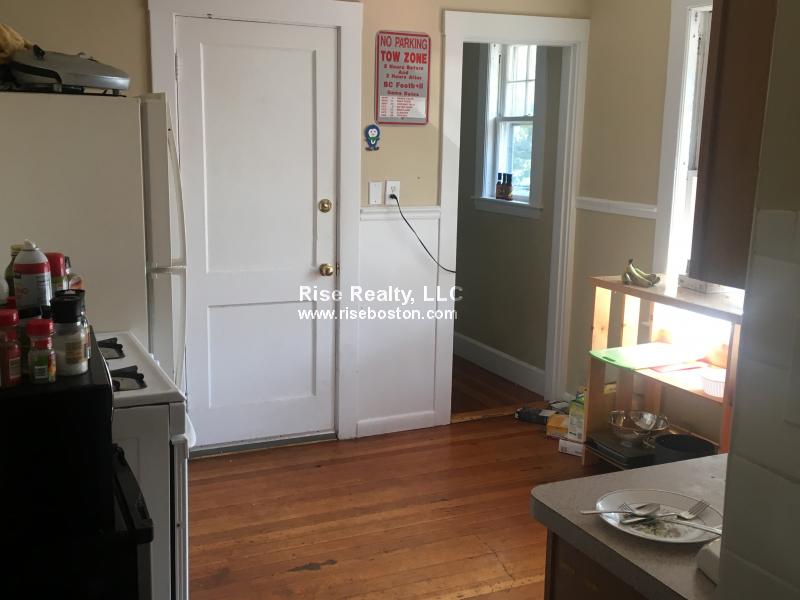 5 bed, 2 bath apartment for rent at 24 Crosby Rd, Newton — photo 3 of 17