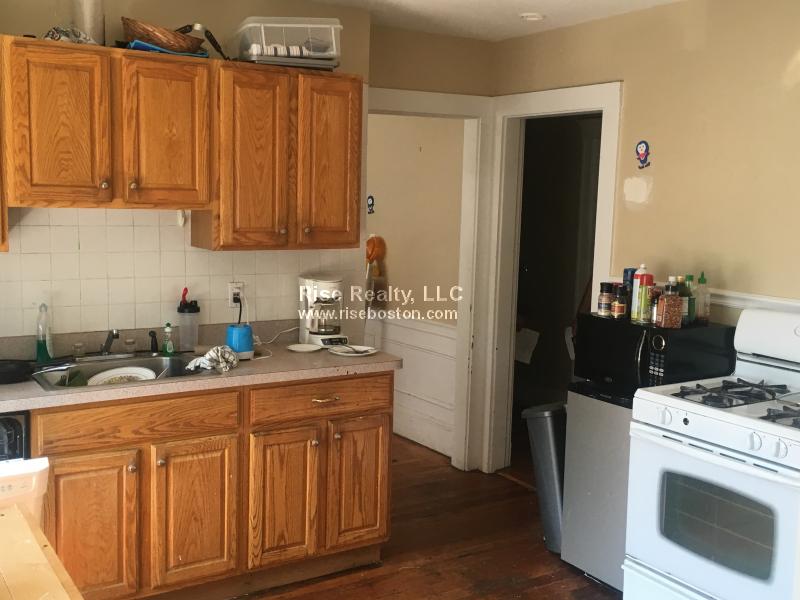 5 bed, 2 bath apartment for rent at 24 Crosby Rd, Newton — photo 2 of 17