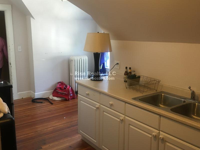 5 bed, 2 bath apartment for rent at 24 Crosby Rd, Newton — photo 10 of 17