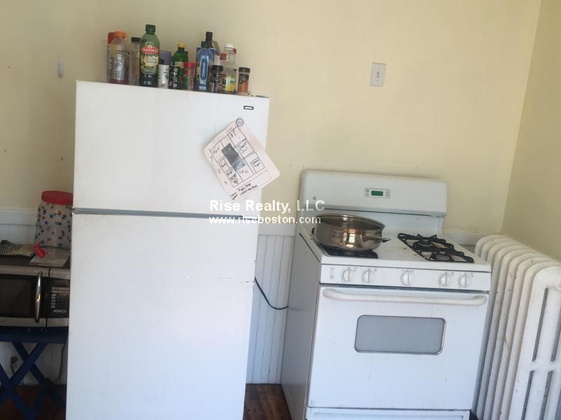 6 bed, 2 bath apartment for rent at 22 Crosby Rd, Newton — photo 3 of 14