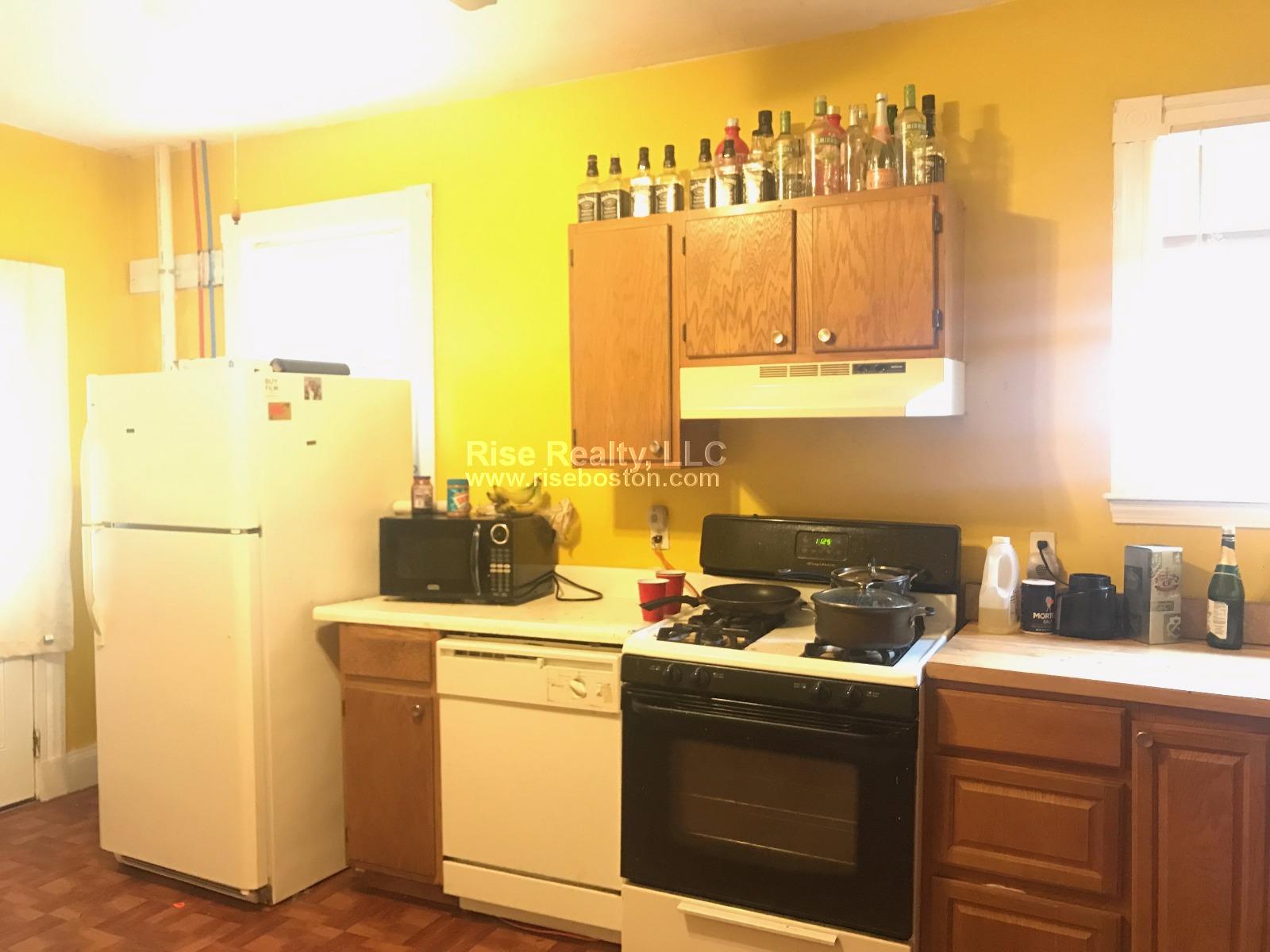 3 split bed, 2 bath apartment for rent at 59 Pontiac St Unit 1, Mission Hill