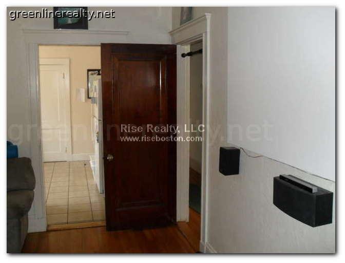 4 bed, 2 bath apartment for rent at 128 Washington St Unit 1, Brighton — photo 5 of 8