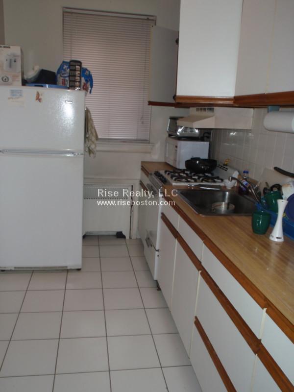 2 split bed, 1 bath apartment for rent at 120 Glenville Ave Unit B, Allston — photo 2 of 2