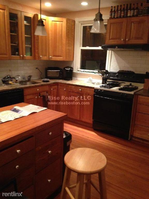 3 bed, 1 bath apartment for rent at 10 Sachem St Unit 1, Mission Hill — photo 7 of 9