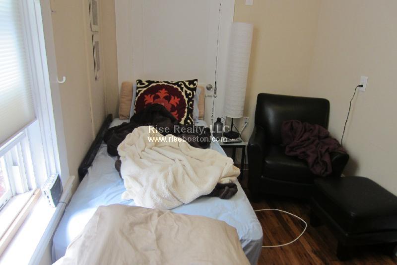 1 bed, 1 bath apartment for rent at 58 Harvard St Unit 1, Brookline Village — photo 2 of 7