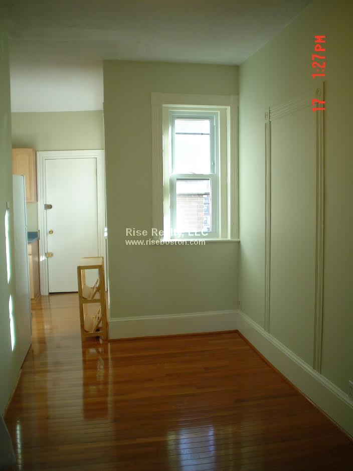 4 bed, 1 bath apartment for rent at 12 Glenville Ave Unit 3, Allston — photo 4 of 7