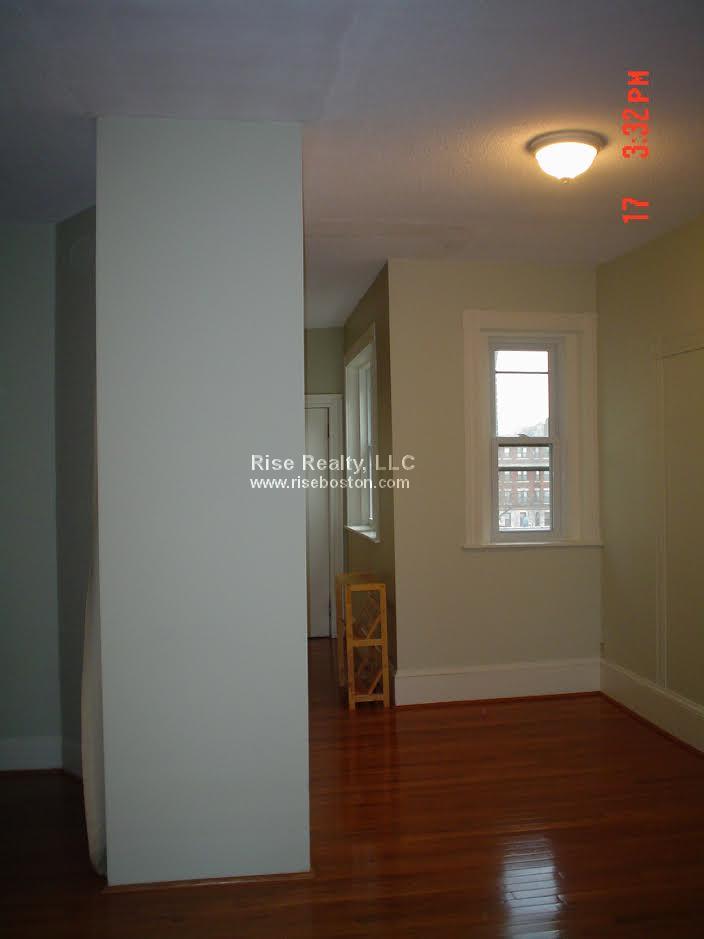 4 bed, 1 bath apartment for rent at 12 Glenville Ave Unit 3, Allston — photo 6 of 7