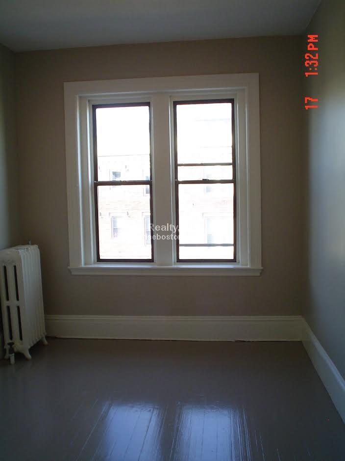4 bed, 1 bath apartment for rent at 12 Glenville Ave Unit 3, Allston — photo 5 of 7