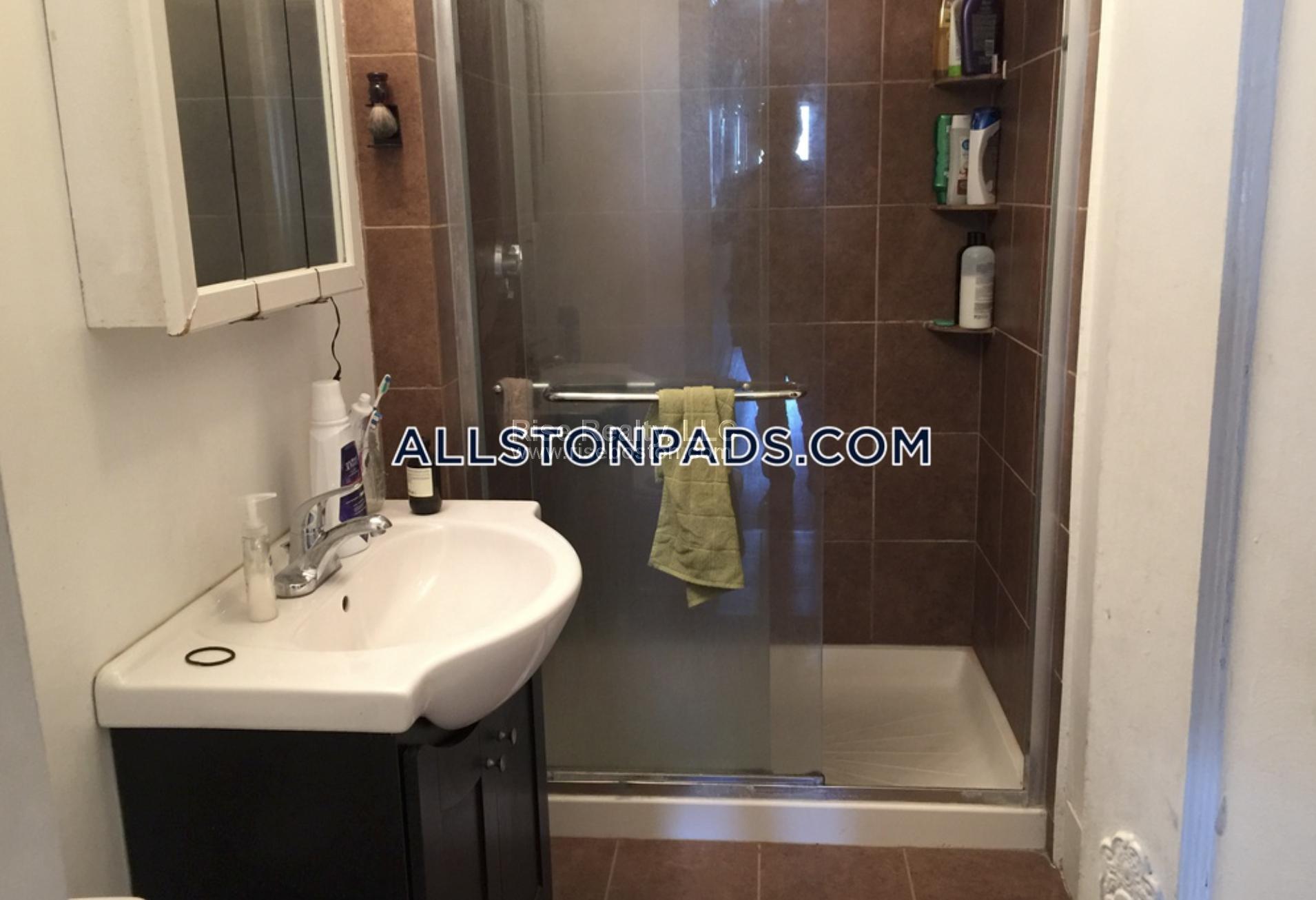 4 bed, 2 bath apartment for rent at 25 Ashford St Unit 1, Allston — photo 3 of 5