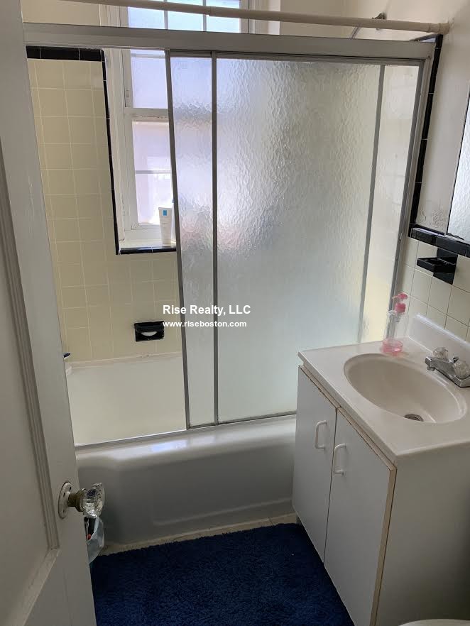 3 bed, 1 bath apartment for rent at 1 Lanark Rd Unit 4, Brookline — photo 3 of 7