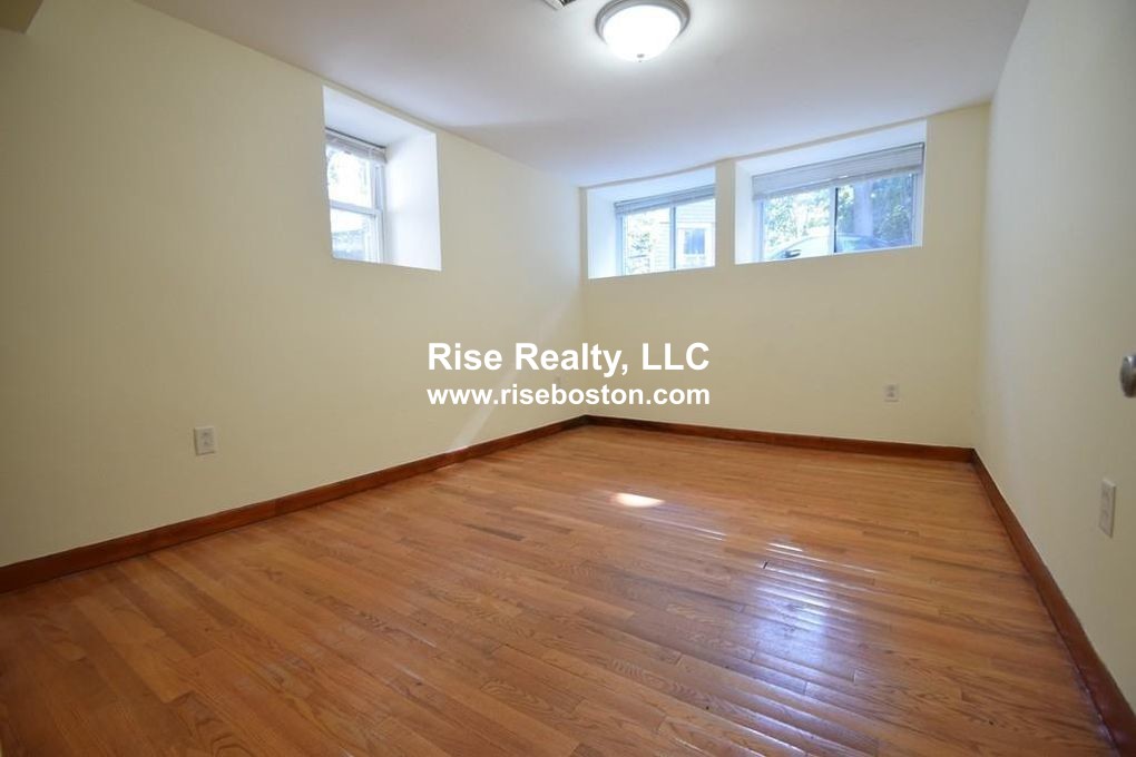 4 bed, 2 bath apartment for rent at 29 Sutherland Rd Unit 1, Brighton — photo 4 of 7