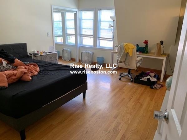 3 bed, 2 bath apartment for rent at 29 Sutherland Rd Unit 3, Brighton — photo 6 of 9
