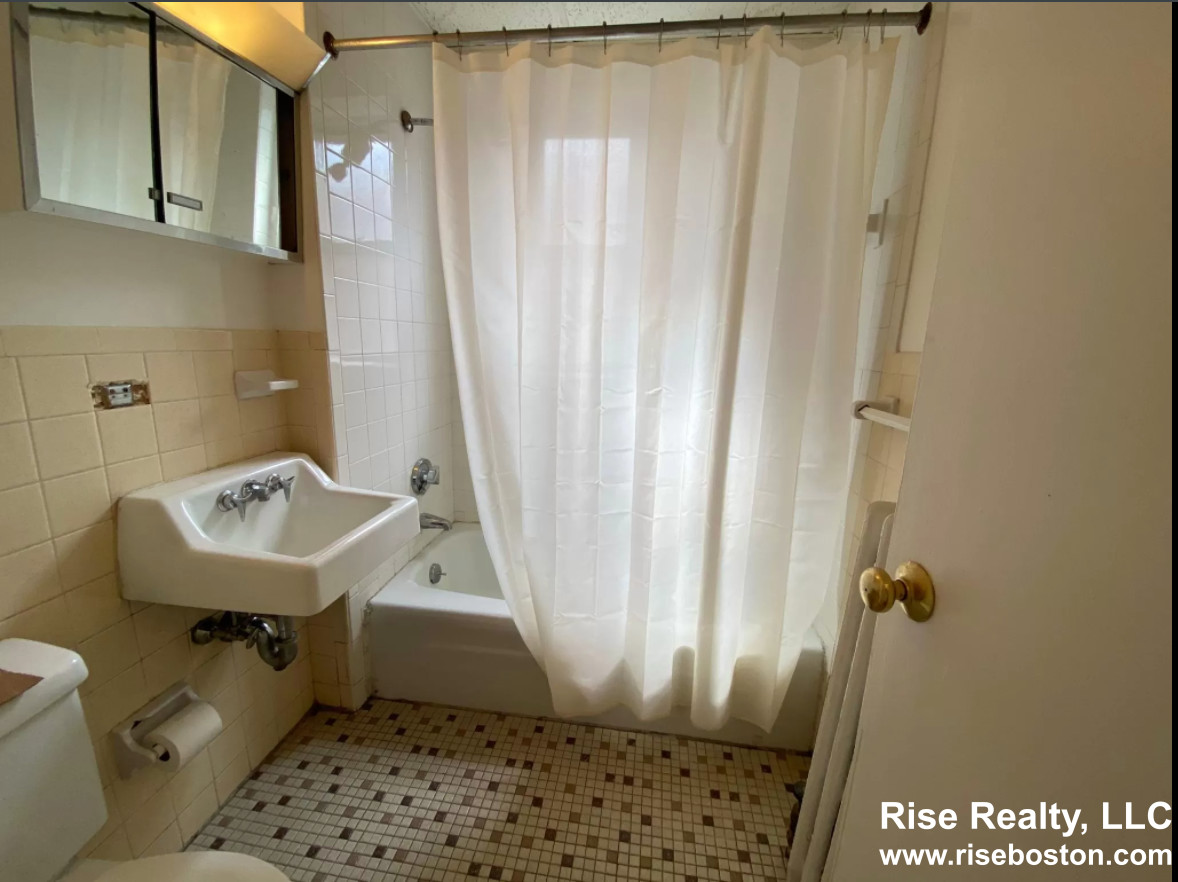 2 bed, 1 bath apartment for rent at 1307 Commonwealth Ave Unit 16, Brighton — photo 5 of 5